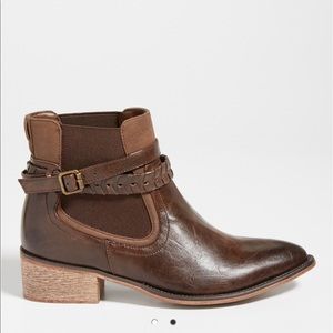 Adorable brown ankle boots.